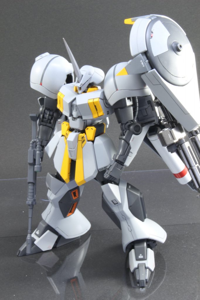 ﾋﾟﾝﾎﾞｹ……シールドはｴﾎﾟﾊﾟﾃでかなり重いのですが、腕への取り付けはやめて、元々あるアームでの接続なのでこのように折りたたんで懸架状態にもすることが出来ます。反対側のアームの穴はコトブキヤの丸モールドにて埋めています。メインウェポンもガルバルディβのビームライフルに変更しています。角も形状&取り付け位置変更しています。