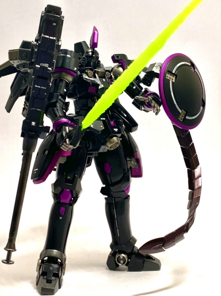 武装について。ビームソードとドーバーガンを併用。トールギスとエピオンを融合させた黒騎士なスタイルを目指しました。