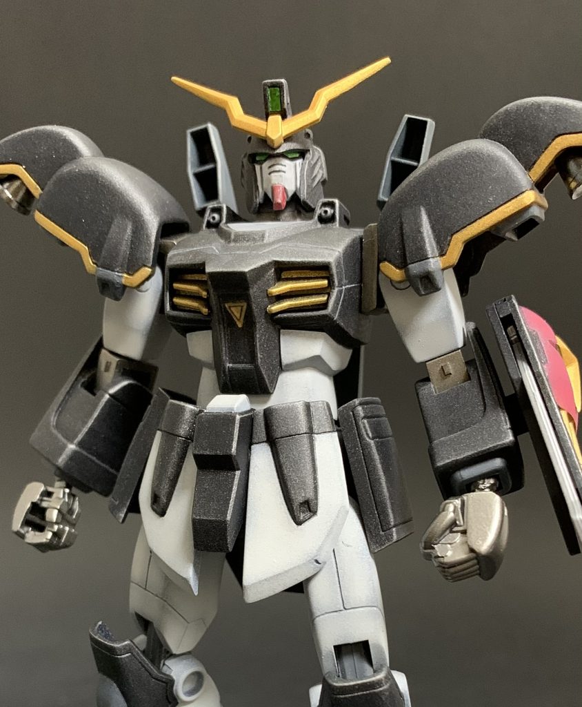 一番の課題はやはり頭部でしたね。新作キットから流用とかしたら早いのでしょうが、そこはプラモの楽しみとして、切ったり貼ったり削ったりでなんとかしてみました。