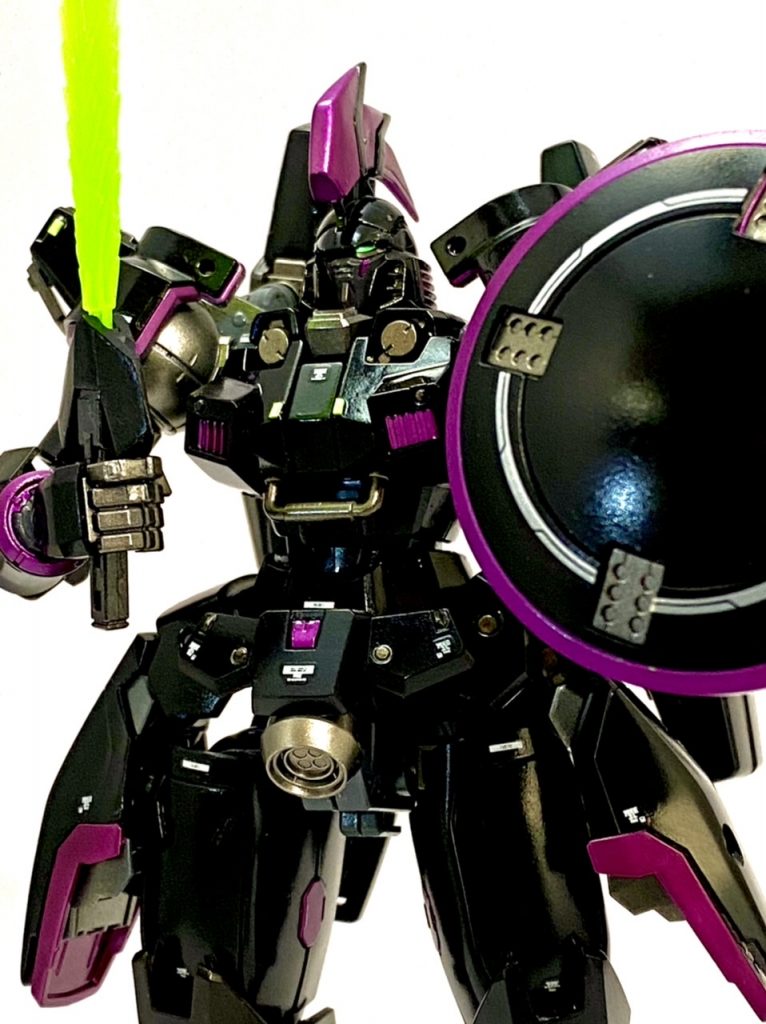 黒くなってもトールギスⅡの特長であるエレガントさを失わないようあくまで騎士らしい佇まいを大事にしました。