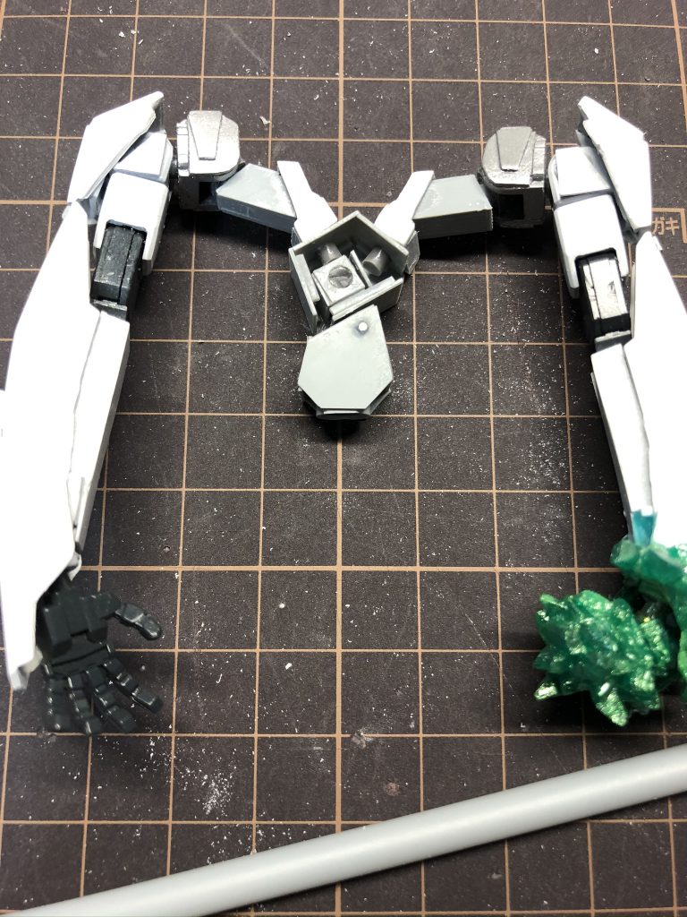 腹部スクラッチ時の写真になります。鷲尾先生のデザイン画を何度も読んでプラ板を箱組みしています。