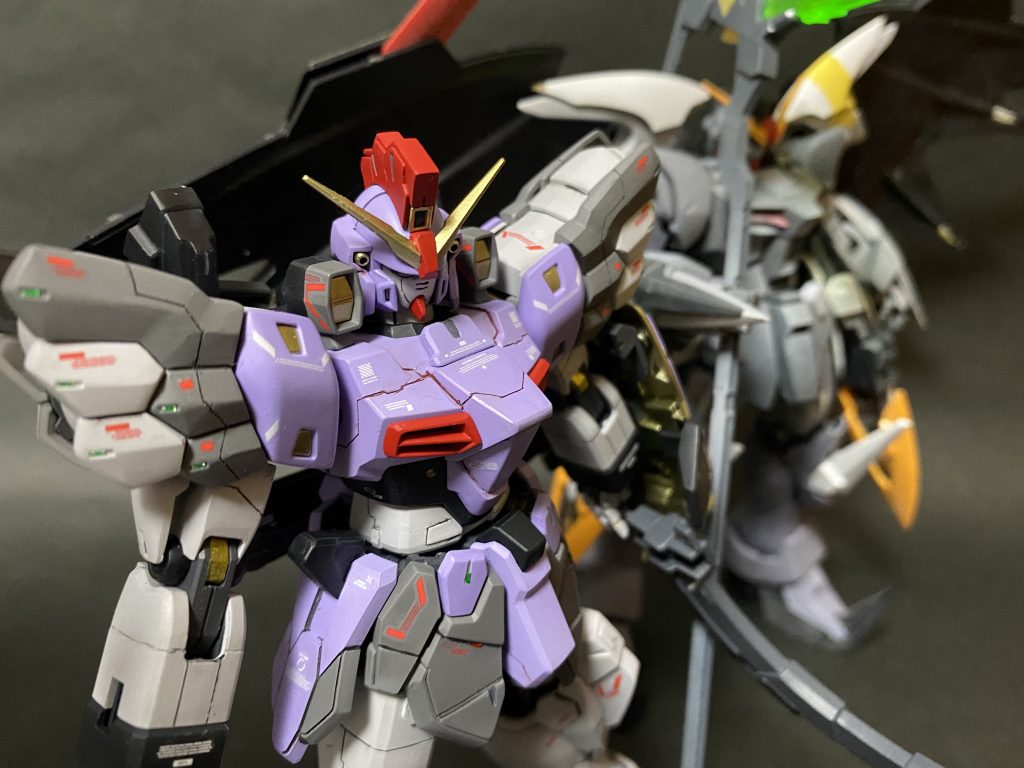 今回はラピーテープ採用しようと思ったのですが、買うのめんどくさかったので、ガンプラについてるシールの余白にクリア色塗って貼ってます。ラピーテープと違ってオリジナルの色が作れる為オススメです。彩色は基本機体の設定色に合わせるのですが、好みで色の濃淡を変えています。いわゆるオリジナリティってやつです。