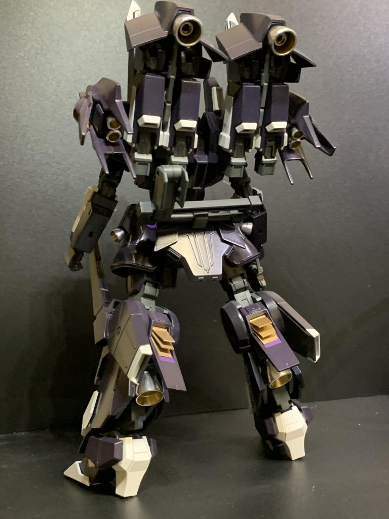 背面。イージーペインターと缶スプレーによる全塗装ですが、キット付属のシールも使っております。