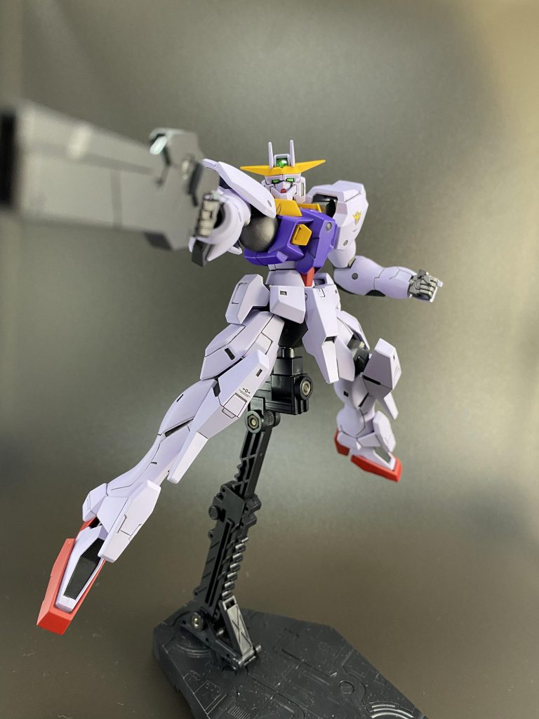 素のラファエルはベースになったGNZ系と比べると、長い手足や簡素な胴回りは面影がありますが、ヴァーチェ寄りのフェイスと膝アーマーなど相まって、かなりマッシブに見えます。