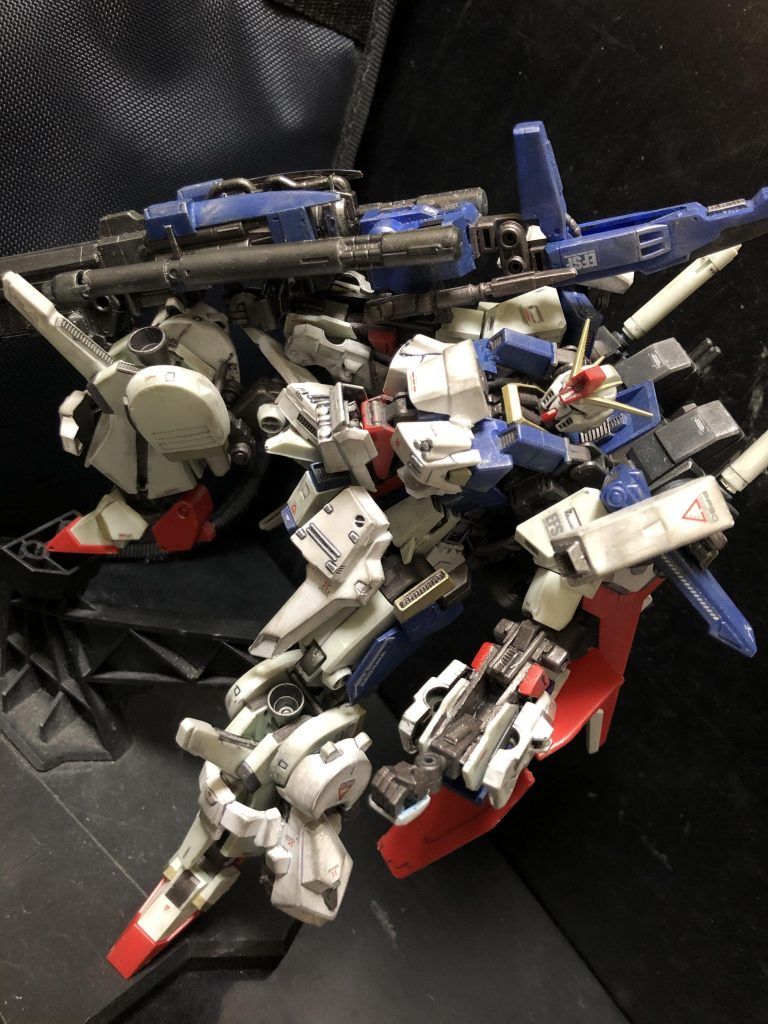 ジュドー「完成!FA−ZZガンダムだ!一気に蹴散らすぞ!」兵士A「やらせんぞ!」兵士B「我らティターンズの誇りにかけて!」ジュドー「知らないけどいっくぞ!メガ−バズーカを喰らえー!!」兵士A「うわーーー!!」兵士B「コレが1機のMSの威力だとー!!」