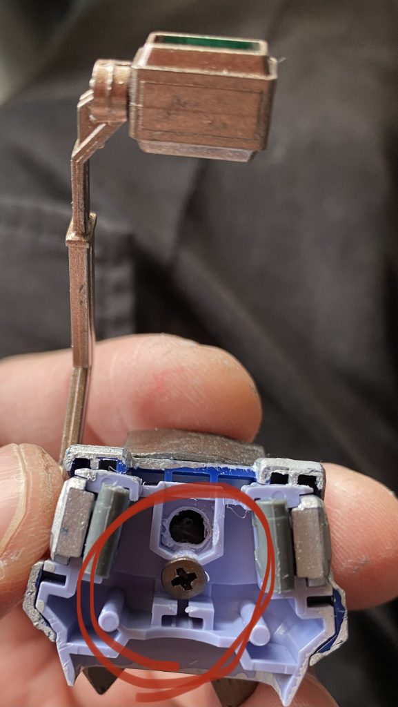 接着が上手くいかなかったので後日ネジを仕込みました。