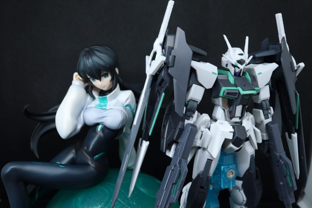 ■ダイバーシルエット装備ダブルオーダイバーエースのバックパックユニットを装備した形態。GNドライブ装着により推進力の強化、実体剣装備により鉄血MSとの戦闘にも対応可能になった。