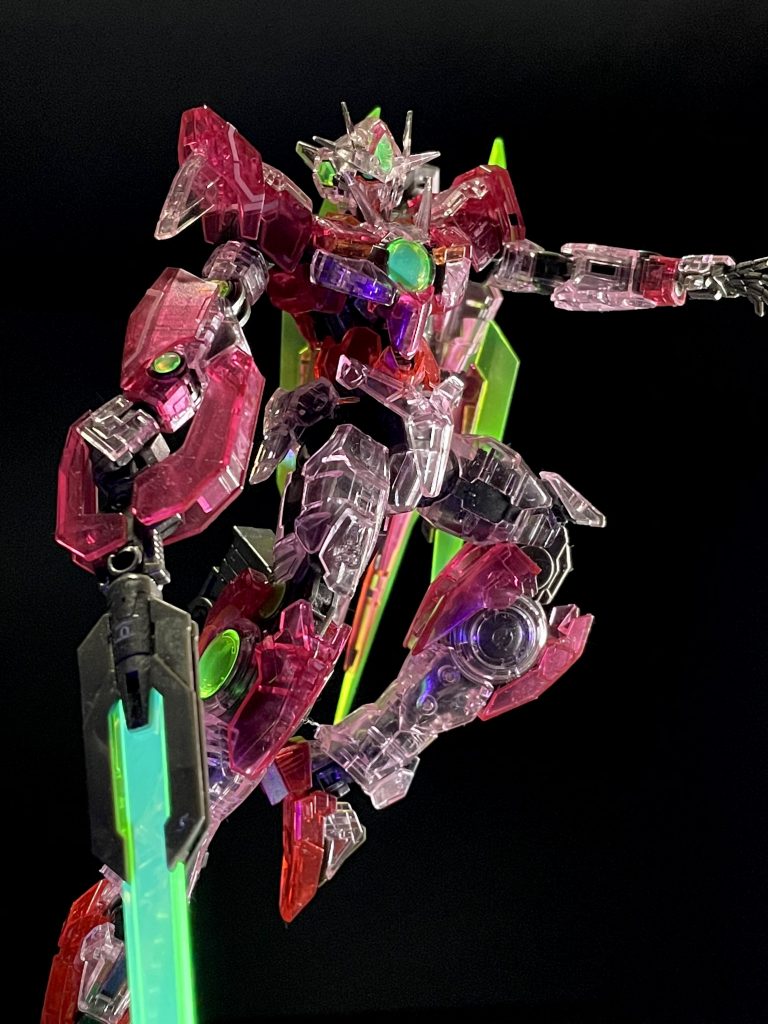 ブラックライトで蛍光発光✨ クリア、グリーンのパーツがよく光ります(他のパーツは蛍光しない)