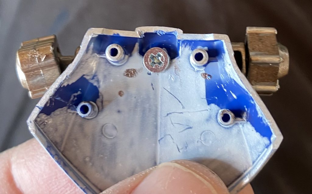 腰も後日ネジを仕込みました。