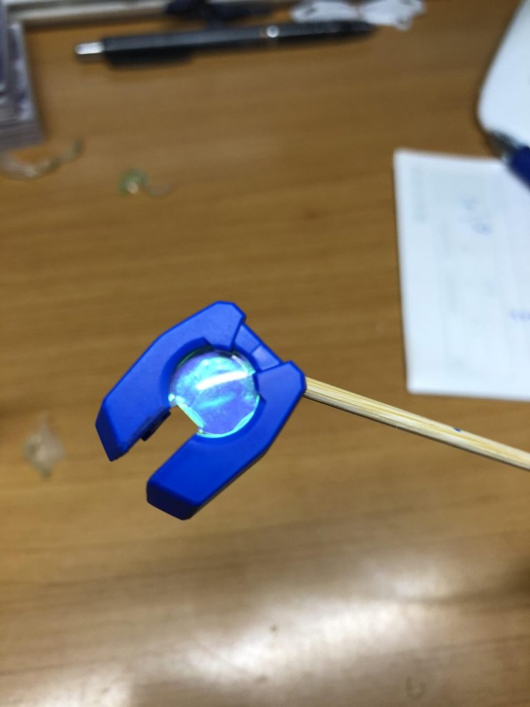 腕部、胸部、頭部のGNコンデンサは内部に100均のオーロラ折紙を貼り付けています。光が当たると強く反射し、また角度によって色も変化するのでかなり綺麗です。