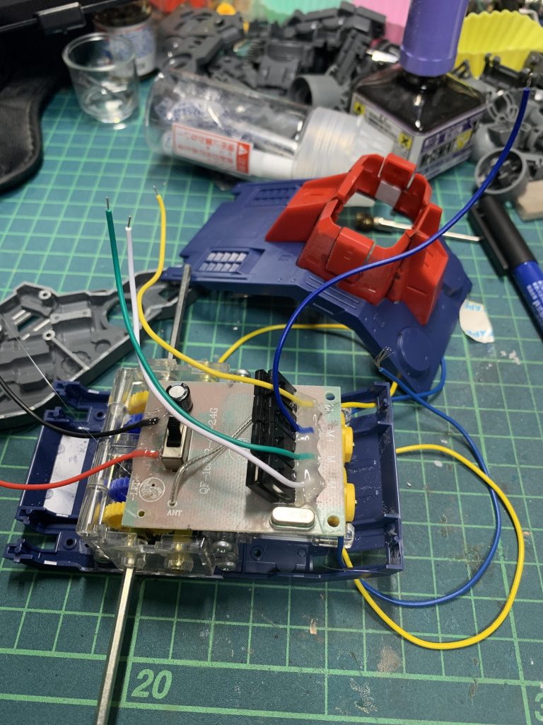 下半身に、ギヤボックスや受信機基板を収めています