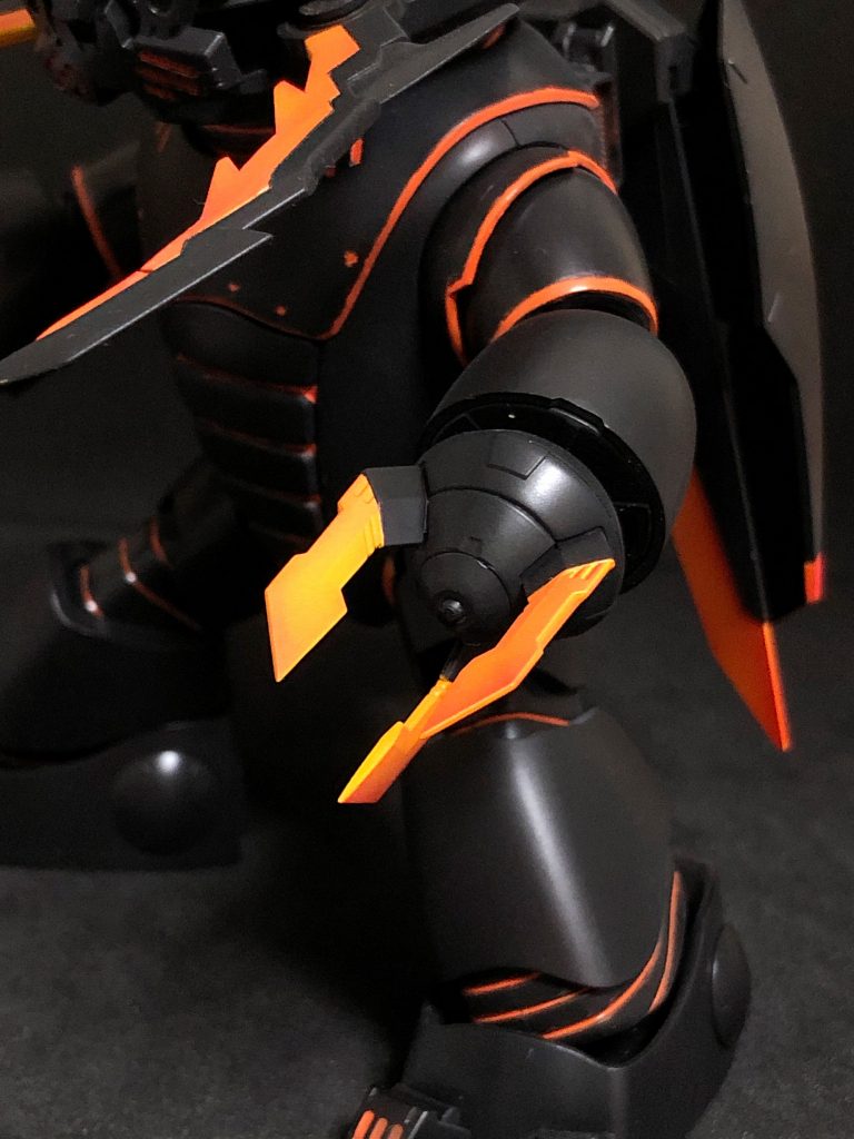 武装解説1ヒートクロー両腕に装備された三本の爪。ベース機のアイアンネイルよりも数は少ないがその分頑丈なものが採用されており、爪部分を超高温状態にしながらドリルのように基部を高速回転させることで硬い岩盤や敵機の装甲を容易に抉ることが可能。クロー部分はアッガイのものではなくバンダイのビルダーズパーツHD MS グラウンド01のパーツを使用しています。爪部分をグラデーション塗装することでヒート系の武装っぽくしてみました。