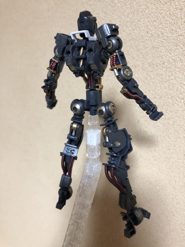 腰のボールジョイントの受け側の底に1ミリのプラ板を入れて接続は多少甘く成りますが底上げしてあります。パイプ類は悪役らしくレッドメタリックで塗りました。