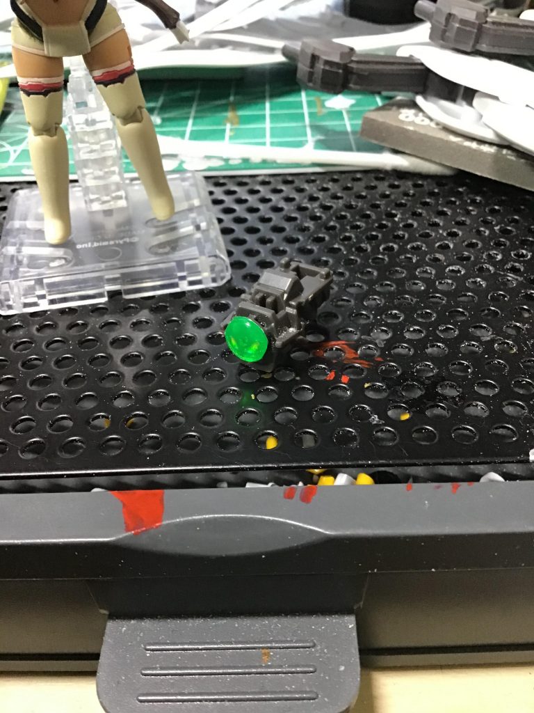 胸のセンサーはH・アイズの緑のヤツの裏にミラーフィニッシュ。