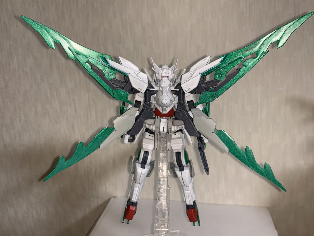アストレア用のリアアーマーも規格が合わず、またバックパックのアームとビームサーベルが干渉するため、本体側を削りこんだ後接着しています