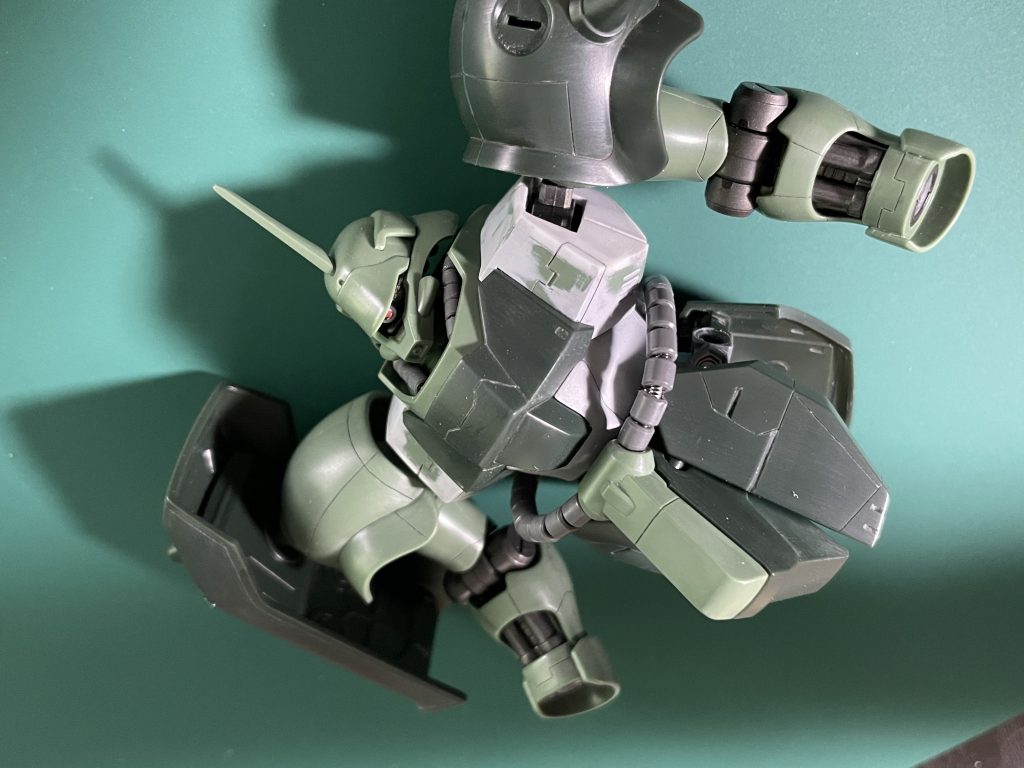 胸部は幅増ししてスジボリディテールを追加しています