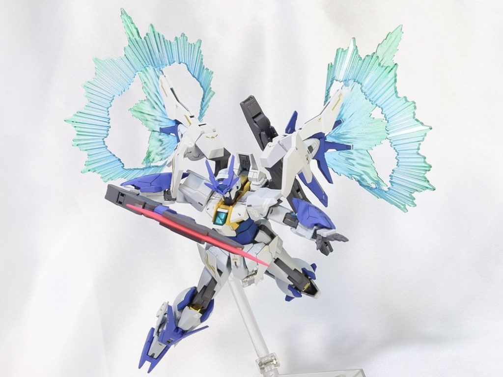 胸部の傷はキット付属のホイルシールの端を切り、貼り付けた跡マーカーで傷をなぞっています。簡単なのにメチャ映えるのでオススメです。胸部のカバーはクリアーブルーにて塗装。光加減で緑にも青にも見えます。