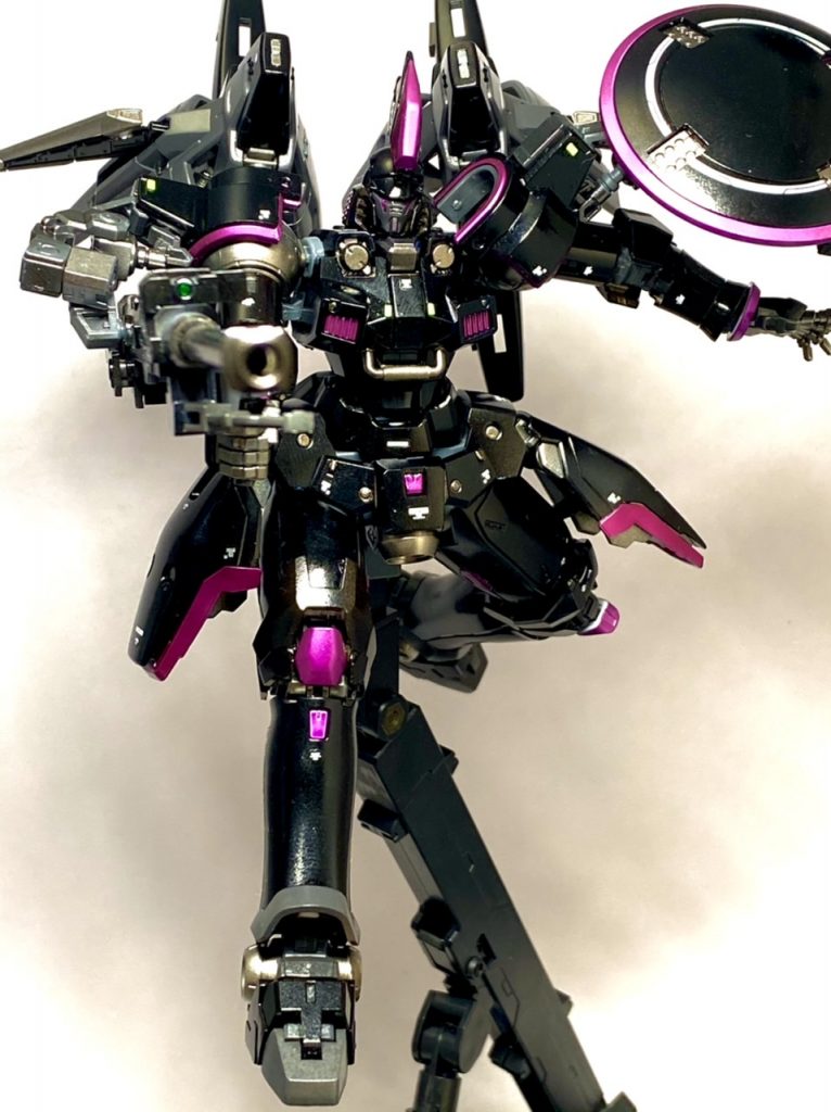 塗装についてほぼガイアカラーで全塗装しました。黒はピュアブラック、フロストマットブラック。フレームや金属部にガンメタルやスターブライトアイアン。範囲は少ないですが、紫部分はクリアパープルとクリアレッドを混ぜてキャンディ塗装に仕上げています。