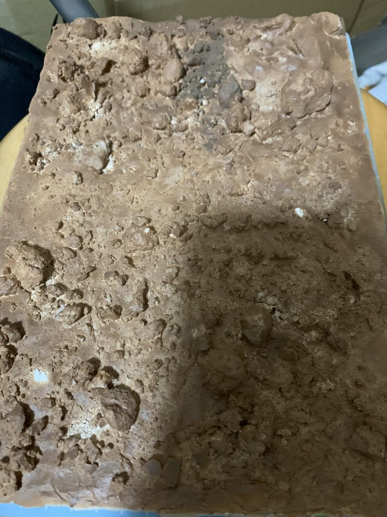 とりあえず水性ホビーカラーでベースの色を吹き、テクスチャーペイントを足していきました。