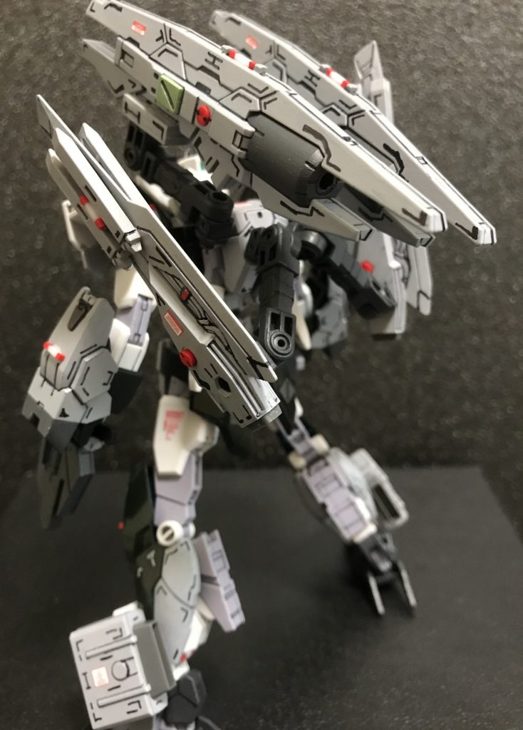 バック。メイン武装はやはり大型砲かなってコトでダブルオースカイのHWSとバインダーガンからパーツを奪いまして加工してアームで取り付けてます(^_-)撃てるかどうかは知らぬ笑