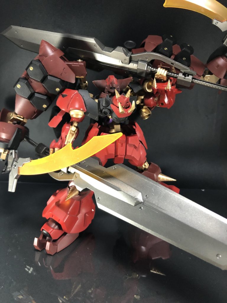 武器はミキシング元になったヘルムヴィーゲの大剣持たせてます。サブアームは可動域が広がったのですがフレームが武器の重さに耐えれないのとゴツゴツし過ぎで武器を持たせるとこれ以上ポージング取るのが難しいです……せっかくサブアーム自由に動かせるようになったのに残念です……