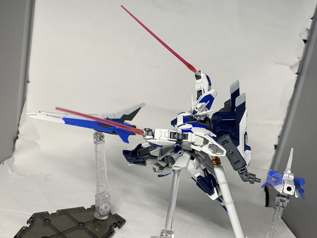 複装備シールドユニット【リゲル】シールドとして防御の機能だけでなく、先端にはカリドゥス複相ビーム砲、本体との連結時にはブースターとして使用可能となっている。また本体から切り離してドラグーンのようにも使用できる。