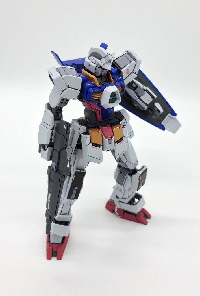 肩の内側を全て削り取りネオジム接続。肩のグレー部分は内側からプラ板を貼って作り、段落ちさせることで別パーツ感を強めました。