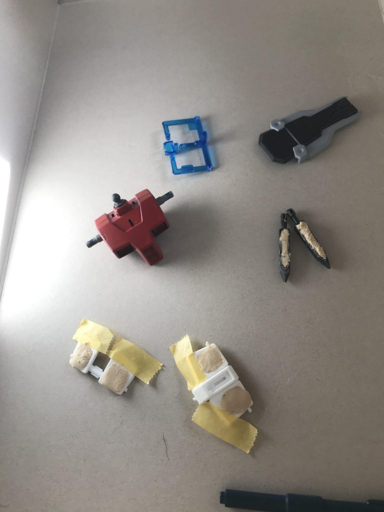 たいした改造でもないですが、腰のヘリウムコアは無くしてパテで平らに整えました。初めてエポキシパテを使ってみましたが、これ楽しいですね。ハマりそうです。