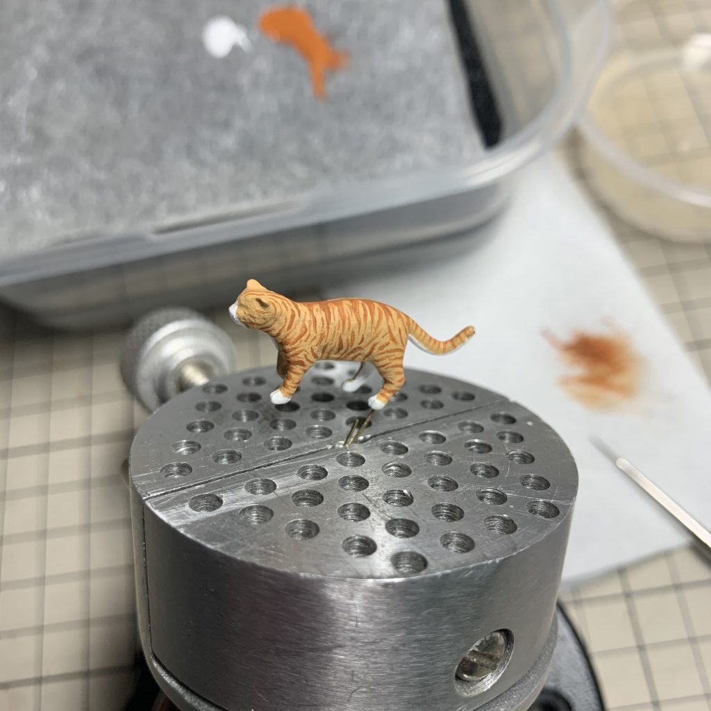 ニャンコはガシャポンのモノをリペイントしています。