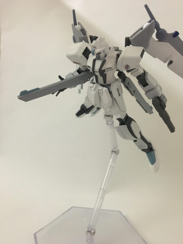 バックパックから出ている高出力ビーム兵器でストライクフリーダムのカリドゥスを改良して取り回しやすいようにした『バスターカリドゥス』が2門装備
