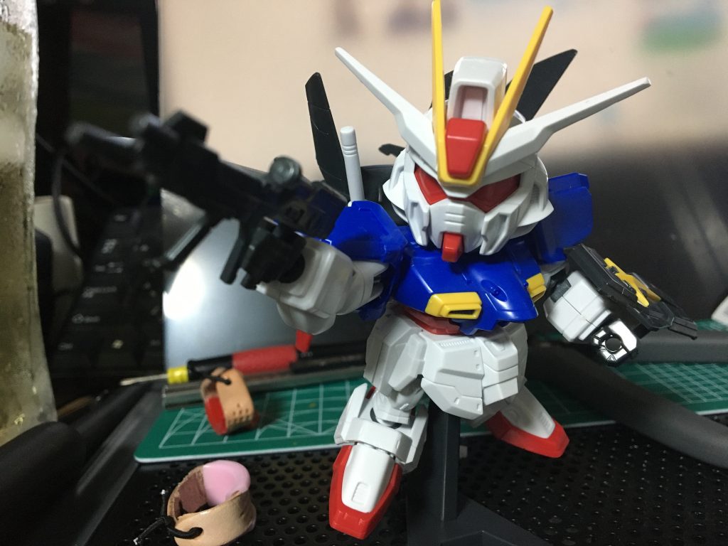 素組状態です。目が赤いのが印象的。組み立てながら、全パーツ覚えてるな〜と悦に浸っておりました。