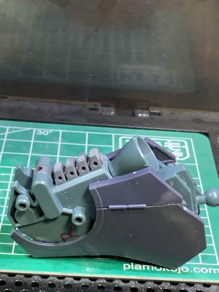 足にもパーツ追加ーーしたのですが、カバーで見えなくなり、干渉して膝立ちが出来なくなってしまいました。