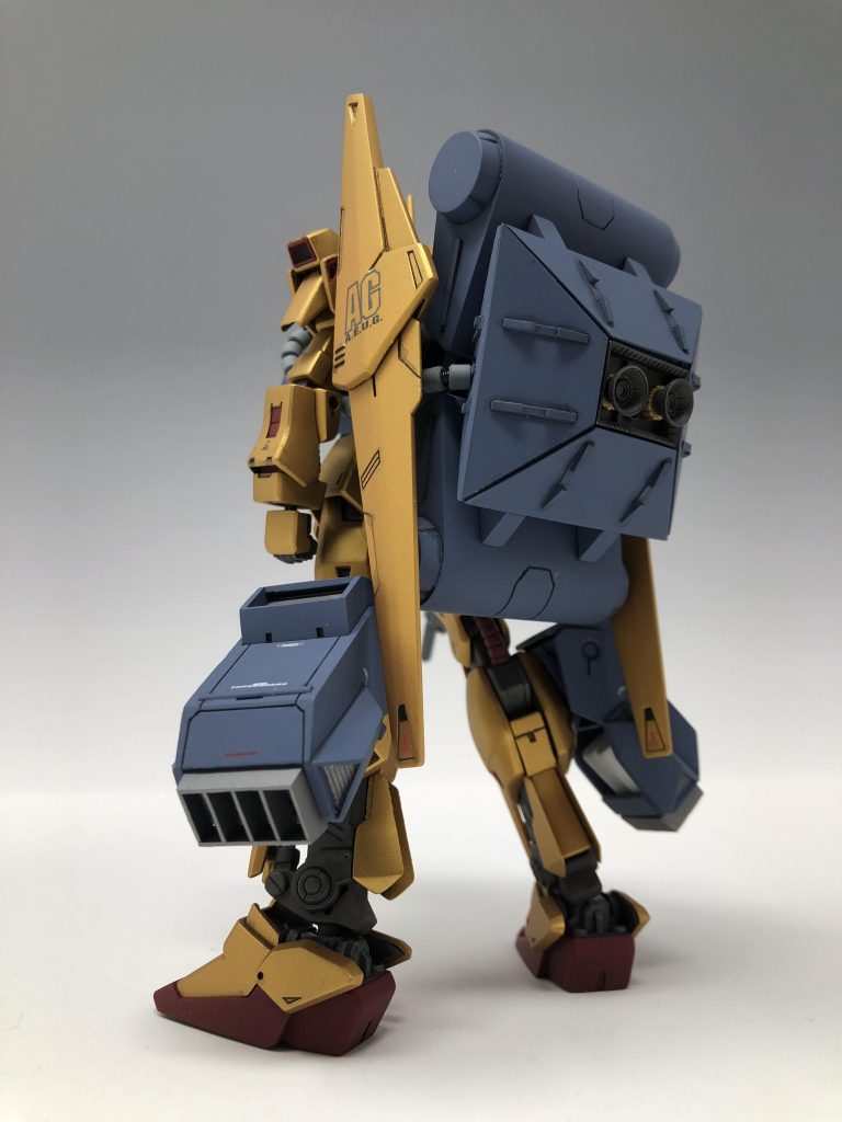 背面はこんな感じです。バリュートコンテナの蓋はそれぞれバラバラに外れるようになってます。脚部ユニットの内側はMG版ではシンプルなデザインでしたが、「推進剤が無いと変だよね」って事で、推進剤タンクを作り込んでみました。