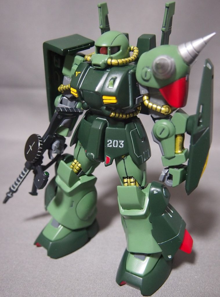 右手にザク・マシンガン改、左手にシールドを装備。