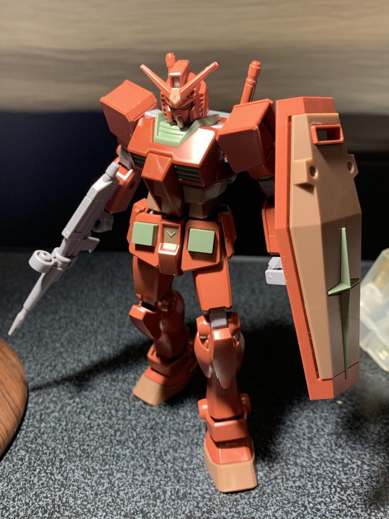 素組みの状態です。各部良く動き、赤いカラーがかっこいい！お手軽にキャスバル仕様に仕上げるか迷いましたが今回はクリスマス仕様に振り切ります。