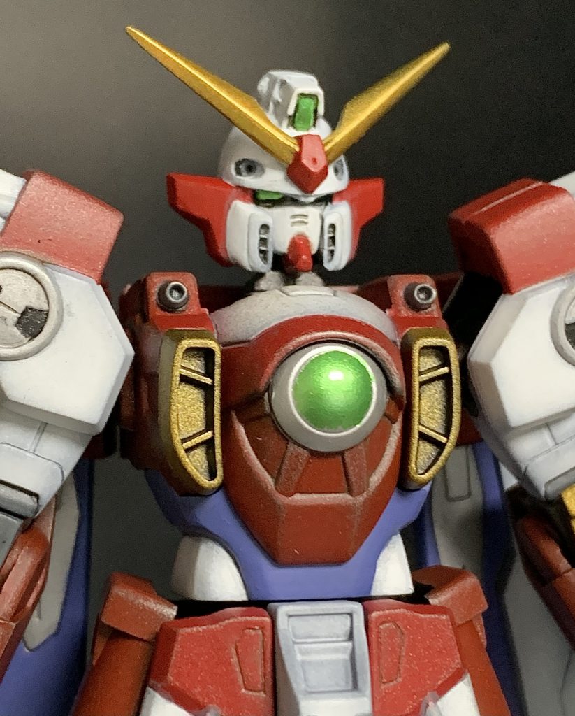 ウイングだけでなく今まで出したウイング系ガンダムの塗装、白以外はほぼシタデルカラーの筆塗りなんです。旧キットは色がパーツ分けほとんどされていないので、エアブラシだとマスキング地獄です。筆塗りなら細かな塗り分けにも対応できます。なによりシタデルの色味が好きなんです。この赤もラッカーの赤系では出ない絶妙に渋い色味が気に入っています。