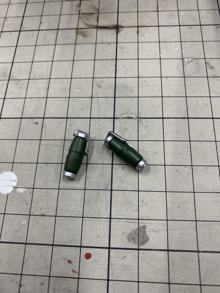 グレネードもミリタリー感のある緑に塗りました。