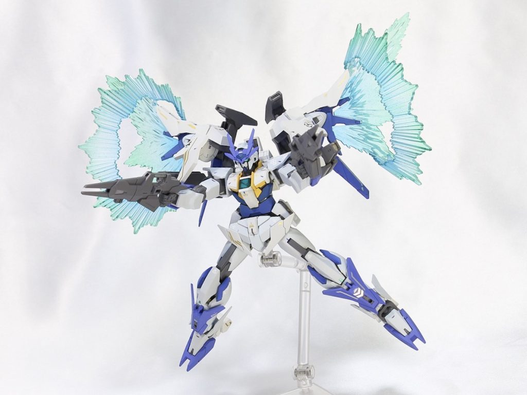 光の翼エフェクトはダブルオースカイ ハイヤーザンスカイフェイズより。写真では見えにくいですが、クリアーブルー(濃)→成形色→クリアーグリーンのグラデーションです。武装のエフェクトは蛍光ピンクでベタ塗り。