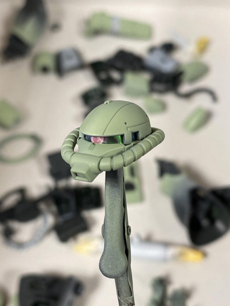 塗装はジャーマングレーで下地作り発色させたい部分に白のせてからグリーンで塗装。なんですが、ガンダムカラーのザクグリーンが驚異の隠蔽力で微妙に影っぽい程度に。