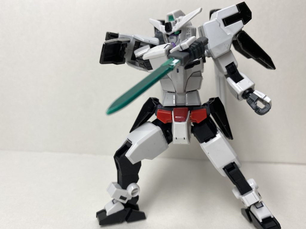 続いて主力ウェポンその2 近接格闘および一撃離脱にあう武器といえばシグルブレイドですよね。(少なくとも僕の中では・・)ライフルで牽制しつつ距離を縮めシグルブレイドで近接に持ち込む…というスタイルを夢見てたのでこちらも即採用。ちなみにこちらのシグルブレイド、放送当時に僕が組んだAGE1スパローから拝借しました。