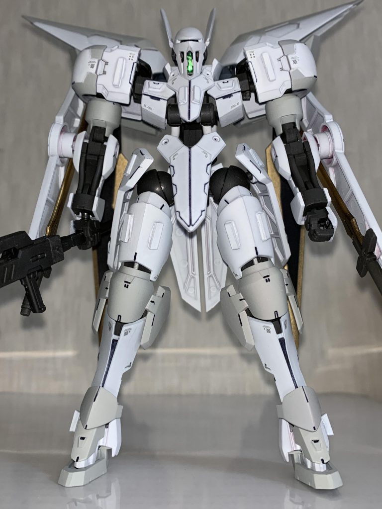 頭部のセンサーには偏光ミラーフィニッシュを使用しているのでしっかり光ってくれます