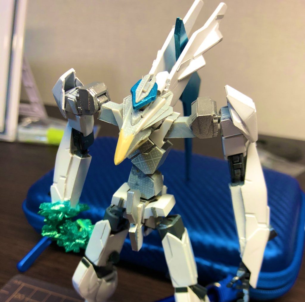胸部や頭部もプラ板から作っています。曲面を作るときはパテを使いました。