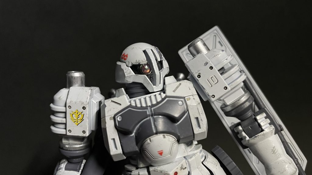 モノアイにはメタルパーツを使用しています。キルマークを付けたり、もし自分がこの機体で戦いに出ていたらと、ワクワクしながら作成してました。笑