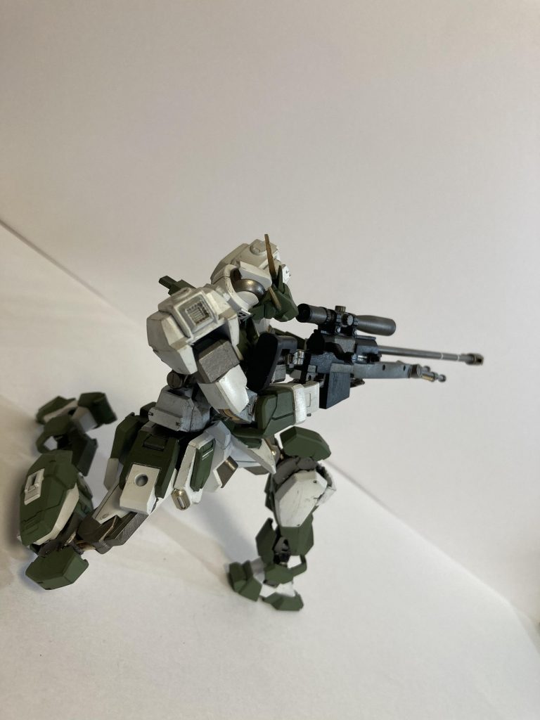 首に可動軸を仕込んでいるのでスコープに覗く事ができます!