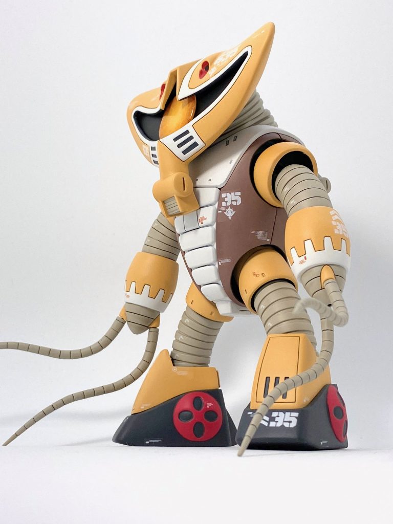 スジ彫りヤスリでモールドを掘り起こした以外形状は無加工のヒートロッドですが、表情のある形状をしていて飽きません。腕は塗装の利便のために関節の後ハメ加工と、手首のラインで切断をしています。あとは合わせ目消しとスジ彫り加工。肩は設定画イメージでやや前すぼみ気味の角度で、アッガイ腕の基部に穴を開けて真鍮線で接続しています。ヒートロッド接続部も合わせ目処理ついでにパテで塞いでから軸穴を開け直して、軸を真鍮線に交換しています。意外とポロリしません。