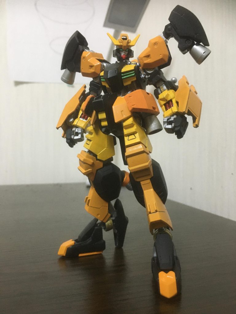 正面ですね肩のバーニアが黒一色にしたのが反省ポイント。名前のハウンドは「ハンド(手)」の捩りです理由は素手で戦うから！