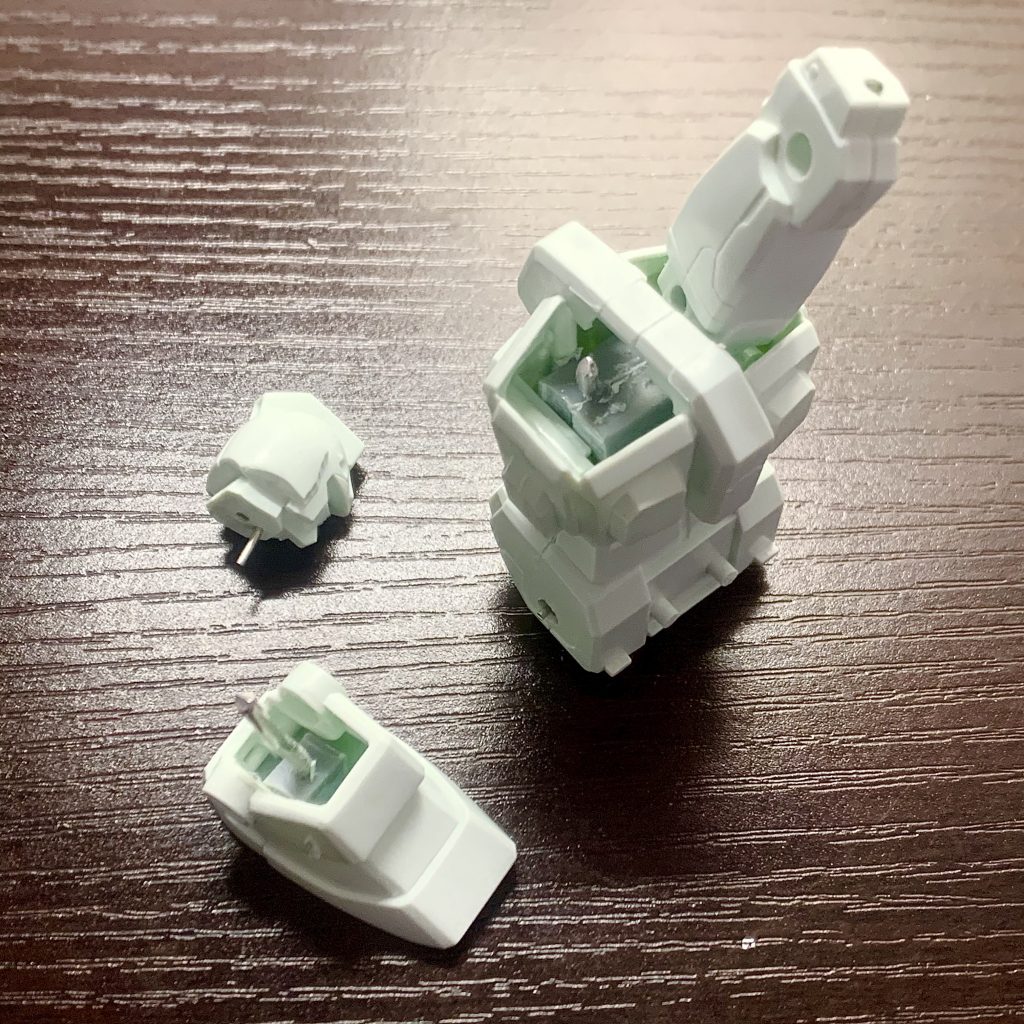 脚の付け根、足首は2mmアルミ線。首は斜めに削ってます。