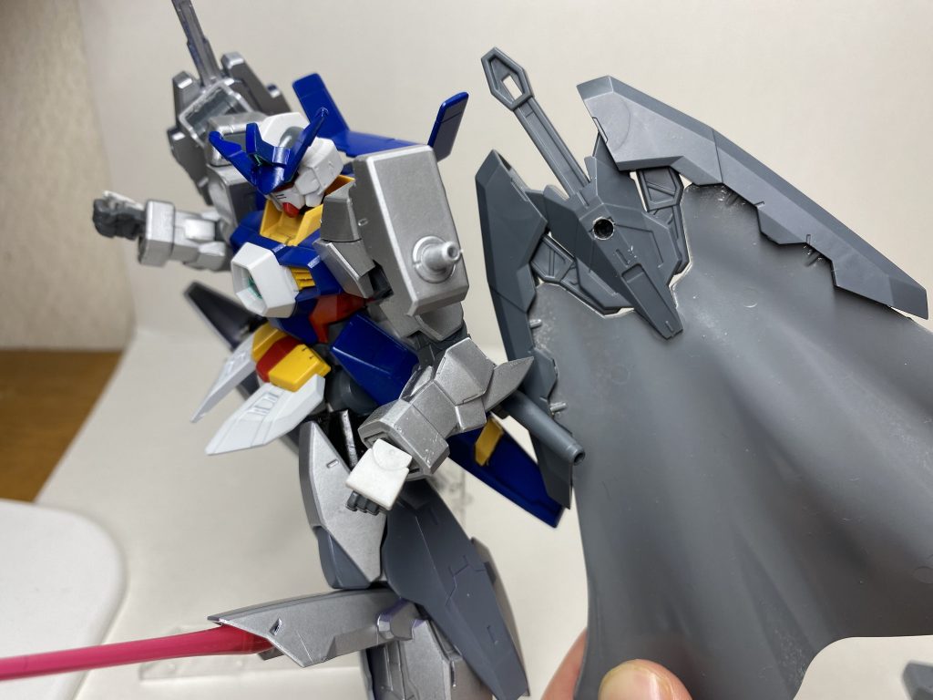 シールドは諦めてトライエイジマグナムのビームマントを採用することに。しかしこちらのマント、3mm穴が無かったので…ピンバイスで開けました。初めての穴開けですがここも難なくクリア。むしろぴったりハマって見栄えも良かったので感動してしまいました。ガンプラって素晴らしい。