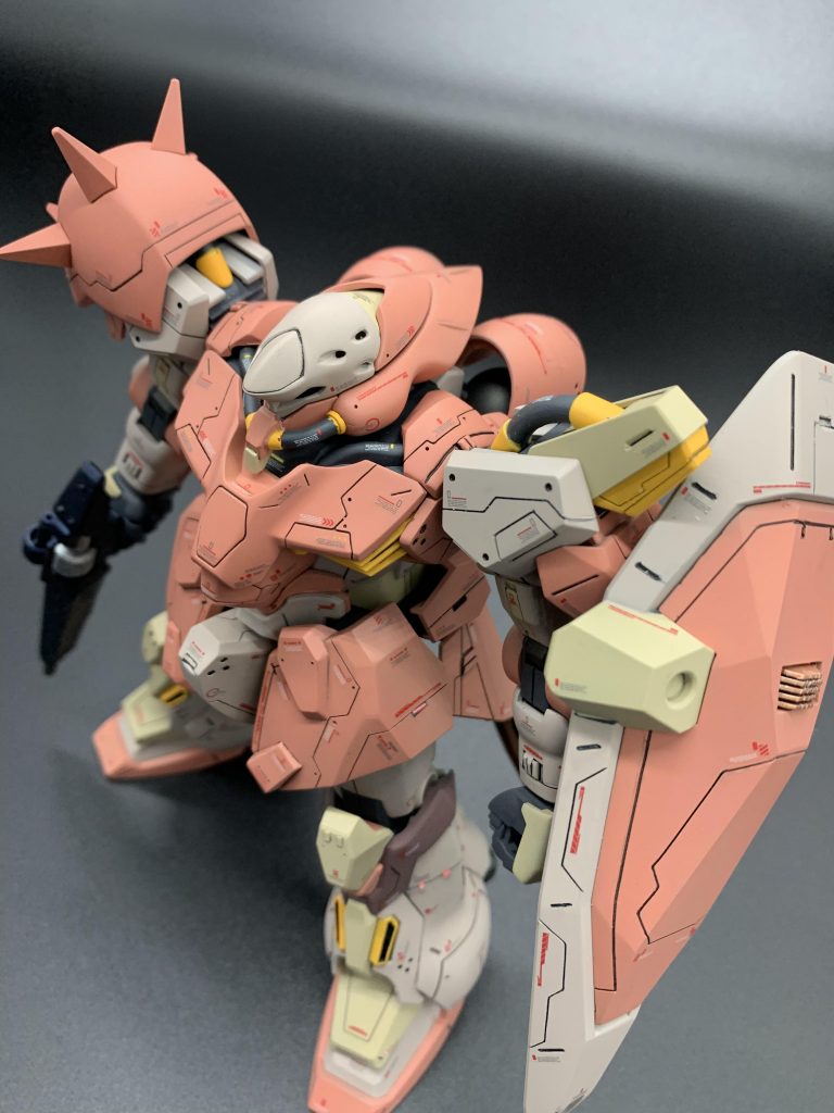 頭部の分割を後ハメできるよう変えて合わせ目消しております。ピンバイスで頭部のバルカン？も開口してあります。