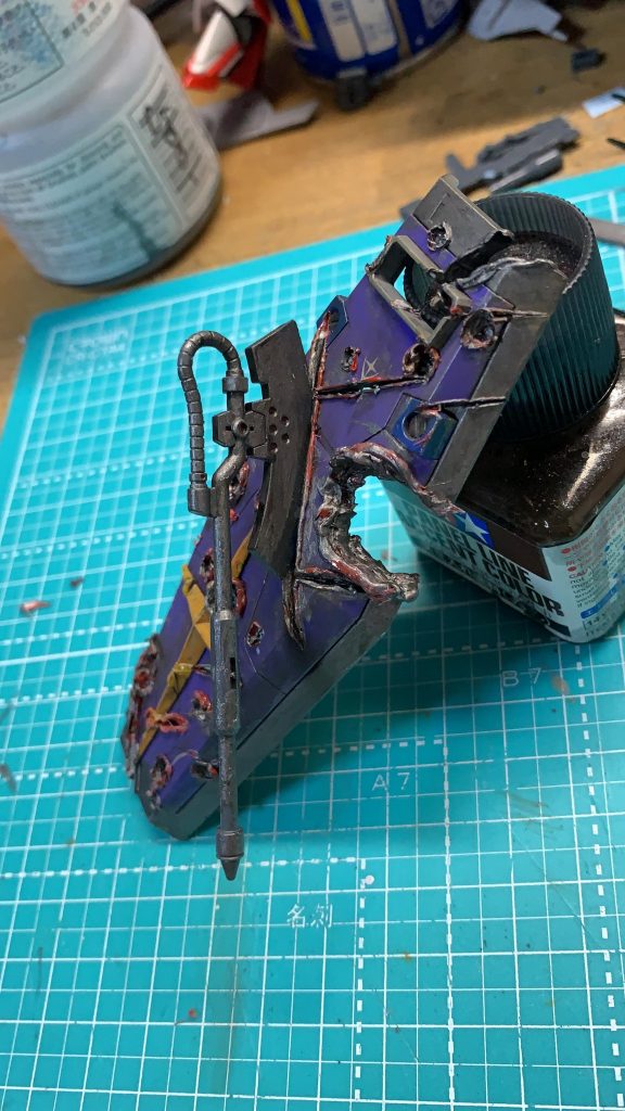 激しい戦闘をした前提(設定ガン無視)で熱したドライバーやハンダゴテでボコボコにする。そしてシャアザクからとってきたヒートホークをぶっ刺す。